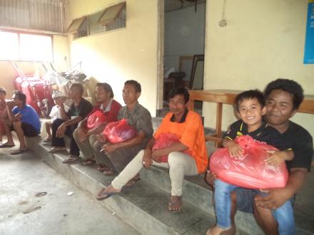 Dinsos Kabupaten Buleleng berikan 50 Paket Sembako Gratis untuk Warga Kurang Mampu di Desa Telaga